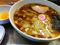 「ワンタン麺（850円）+生卵（50円）」@大宮大勝軒の写真