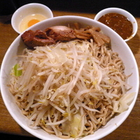 「麺マシ（750g） 油そば（汁無し） 700円 + 麺増 100」@らーめん こじろう526 日暮里店の写真