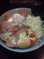 「油そば（大盛）850円+肉増し250円+薫玉100円+温玉100」@兎に角 松戸店の写真