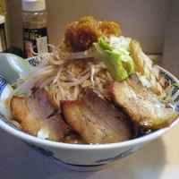 「小豚（中盛サービス、ニンニク） 850円」@麺屋ゆうの写真