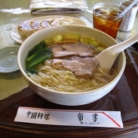 「ラーメンセット（ラーメン+餃子+アイスウーロン茶）1000円」@角半の写真