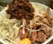 「油そば（野菜ちょいまし）700円+豚券100円+ジャージャーパー」@らーめん こじろう526 日暮里店の写真