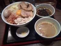 「まぜつけ中1100円+味玉100円+豚200円（全増し）」@ジャンクガレッジ 東京ラーメンストリートの写真