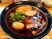 「大阪ブラック（太麺） 大盛り+煮玉子」@金久右衛門 梅田店の写真