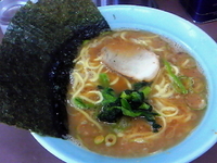 「ラーメン￥650（麺固め）+海苔￥110=￥760」@本牧家 本店の写真