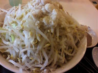 「ラーメン中（ヤサイ、アブラ）￥720+魚粉￥100」@ジャンクガレッジ イオンレイクタウンmori店の写真