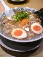 「究極の熟成醤油ラーメン半熟煮卵入り肉そば750円」@初代丸源ラーメン 上田店の写真