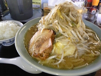 「らーめん醤油味（大盛・野菜・背油）」@麺家 異造の写真
