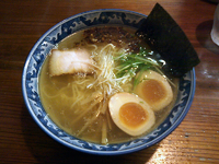 「塩らぁめん（750円）+燻製玉子（100円）+小ライス（150円」@麺工房 隠國 愛川本店の写真