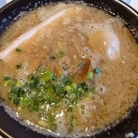 「白湯の醤油ラーメン （あじ玉トッピング）」@中華麺食堂 日月飯店の写真