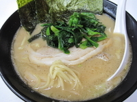 「豚骨醤油ラーメン 600円」@横浜ラーメン 一家 伊勢崎店の写真
