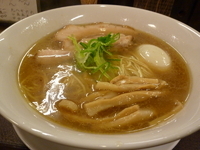 「しょうゆらーめん+煮玉子」@ラーメン専門店 なるとやの写真