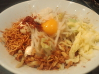 「特製まぜそば（チーズ・ニンニク・油）」@ジャンクガレッジ 東京ラーメンストリートの写真