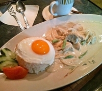 「Aセット（鶏肉のグリーンカレー&目玉焼き・タイ米・スープ・ドリン」@タイ料理レストラン tha Chang 本店の写真