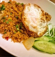 「極辛注意!レッドドライカレー（揚げ半熟目玉焼き付き）850円」@泰国鶏飯食堂 ガッチキの写真