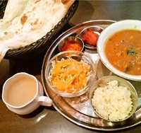 「日替わりカレーセット(カレー・ナン・ライス・チキンティッカ・サラ」@インドレストラン Phulbari 南千住駅前店の写真