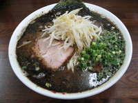「らーめん 大盛 （細麺） + なましぼりにんにく」@なんつッ亭 秦野本店の写真