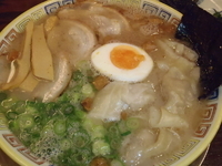 「昔ワンタン（900円）、セット（おにぎり、餃子5個）（300円）」@大砲ラーメン 新横浜ラーメン博物館店の写真