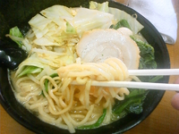 「醤油ラーメン中盛+ほうれん草+もやしキャベツ」@横浜家系ラーメン すずき家の写真