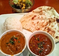 「Bランチ（カレー2種・ナン・ライス・サラダ）1050円」@マハラジャカフェの写真