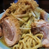 「小豚（ヤサイマシマシカラメあぶら）+魚粉 850円」@ラーメンかじろうの写真