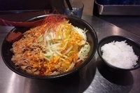 「鬼紅らーめん 大盛り 【バラ増し + 野菜ダブル】 & 半ライス」@麺創研 紅 府中の写真