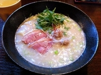 「塩白鶏湯らーめん（平打ち麺）」@麺や 而今 大東本店の写真