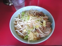 「小ラーメン豚入り（麺固め ヤサイ少なめ ニンニク）」@ラーメン二郎 桜台駅前店の写真