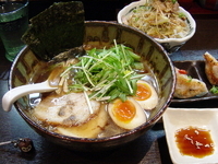 「限定煮干醤油らーめん880円+餃子390円+ネギチャーシューご飯」@らーめん しおの風 INさいたまの写真