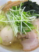 「塩ラーメン（手打ち麺）￥600・煮たまご￥100」@らーめん榎穏の写真