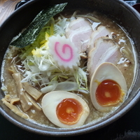 「濃厚中華そば味玉入り（800）+大盛（100）」@らーめん壱輝の写真