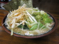 「ネギチャーシューメン（950円）中盛（100円）+キャベツ（80」@壱成家 南越谷本店の写真