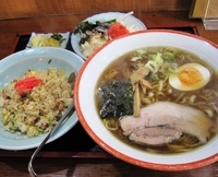 「ラーメンセット 750円（ミニ炒飯、サラダ、お新香付き）」@龍遊飯店の写真