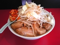 「豚ラーメン（ニンニク辛たま）」@用心棒 本号の写真