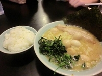 「ラーメン（並）、うずら卵、小ライス」@壱六家 川崎店の写真