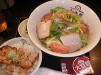 「冷やし青唐うま塩ラーメンとミニ炙り焼豚ご飯（880円）辛さ増し」@喜多方ラーメン 坂内 大森東口店の写真