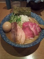 「にぼやん1号（中盛）+ミックスチャーシュー+燻製味玉」@麺屋 一燈の写真