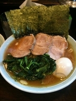 「ラーメン 全装備 中（1100円）+サービスライス」@横浜ラーメン 武蔵家 三鷹店の写真