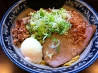 「温玉油そば （850円）」@兎に角 松戸店の写真