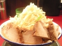 「豚入ラーメン + 中盛り （ 野菜、にんにく、からめ ）」@ラーメン☆ビリーの写真