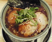 「（濃厚魚介）炭焼炙り肉そば 980円」@麺行使 伊駄天 静岡店の写真