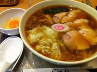 「チャーシューワンタン麺（1050円）+生玉子（50円）」@大宮大勝軒の写真