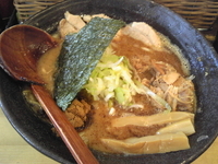 「濃厚狼煙ラーメン（細麺）大盛り+半肉」@狼煙 〜NOROSHI〜の写真