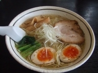 「塩煮玉子らーめん」@ラーメン駿河の写真