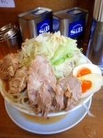 「豚入りラーメン味玉入り やさい多目 900円」@ラーメン麺徳 東上野店の写真