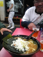 「ラーメン大盛り（たまねぎ）+ビール」@王道家の写真