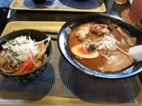 「黒旨ラーメン+チャーシュー丼ランチ890円」@麺屋はやたろう 佐鳴台本店の写真
