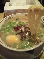 「久留米の龍とんこつラーメン+ごはん並」@虎と龍 江坂緑地公園店の写真