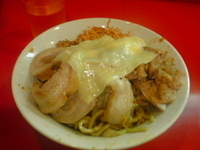 「特性まぜそば+チーズ」@ジャンクガレッジ 東大宮店の写真