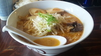 「海老茶色の味噌らーめん【780円】、味玉【クーポン】」@らーめん一会の写真